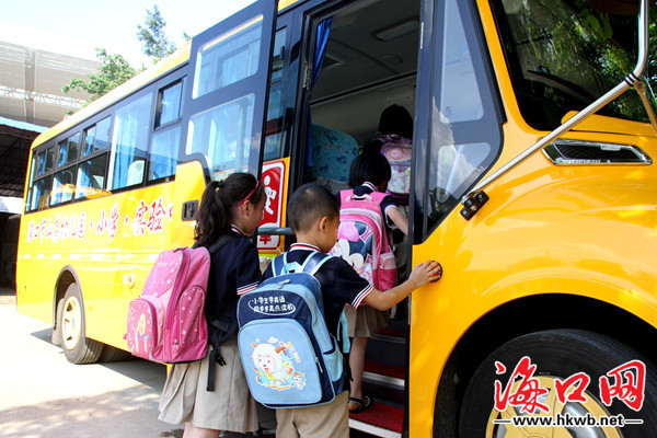 放学了孩子们排队进入校车