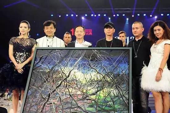 2012年，冯小刚与著名艺术家曾梵志联手创作的《一念》，拍出了1700万元的高价。