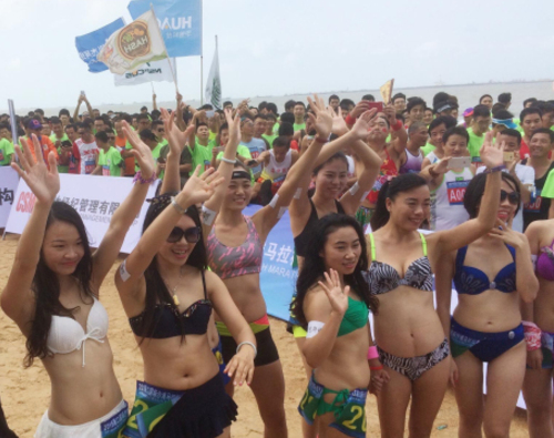  新丝路模特走秀助阵 2015海口国际沙滩马拉松赛火爆举行