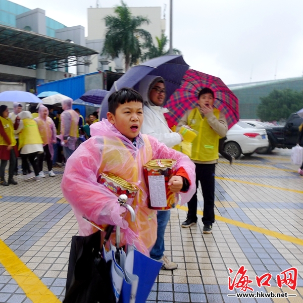 吴晨浩冒雨和爸爸搬物资.