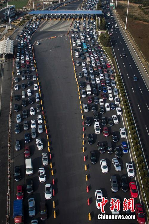 各地陸續(xù)迎返程車流 高速現鋼鐵“長龍”