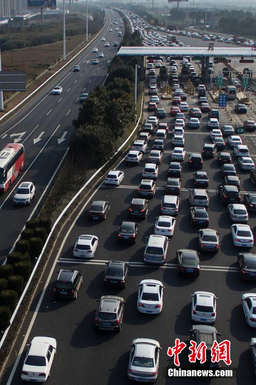 各地陸續(xù)迎返程車流 高速現鋼鐵“長龍”