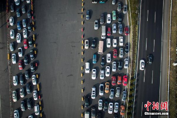 各地陸續(xù)迎返程車流 高速現鋼鐵“長龍”