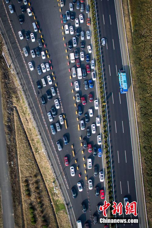 各地陸續(xù)迎返程車流 高速現鋼鐵“長龍”