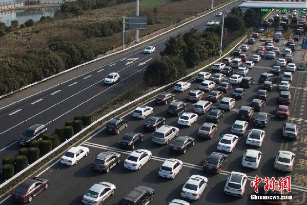 各地陸續(xù)迎返程車流 高速現(xiàn)鋼鐵“長龍”