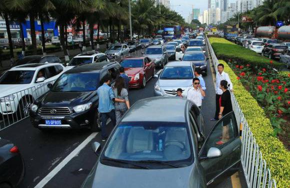 难道豪车的车主们知道哪个路段在什么时候会堵车?