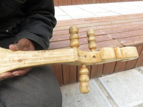 琴头是传说中的鳄鱼嘴　　现年79岁的洛松群则老人是三弦舞在世的传