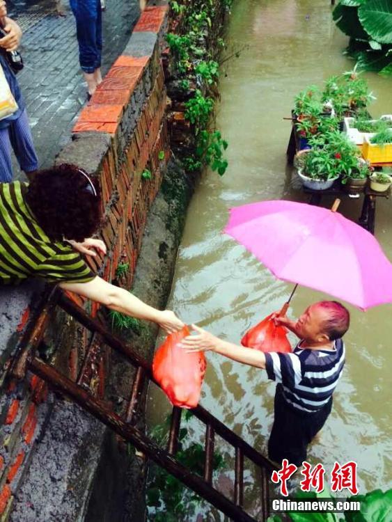 江西景德鎮(zhèn)洪水圍城 民眾全力抗災(zāi)