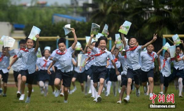 扬州小学生操场摆"开学了"图案迎新学期