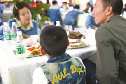 小睿今年4歲，他的媽媽因詐騙入獄已經(jīng)三年多了，還剩九年刑期。見到媽媽后，小睿開始撒嬌，要媽媽抱著吃飯，他年紀雖小但卻懂事，其間主動用筷子夾菜，喂媽媽吃。