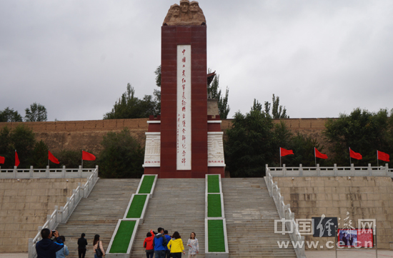 1936年7月,红二,四方面军在甘孜会师后,分头向陕北进发.