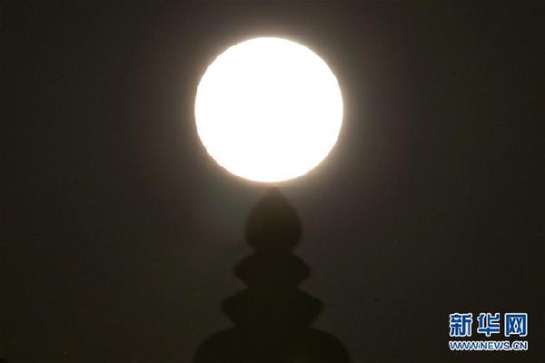 这是11月14日在北京上空拍摄的"超级月亮.