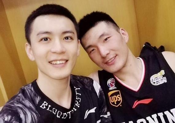 赛后,杨鸣晒出了与卫猛的合影,给