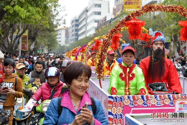 海口举行"装马匹"民俗巡游活动庆元宵(3)