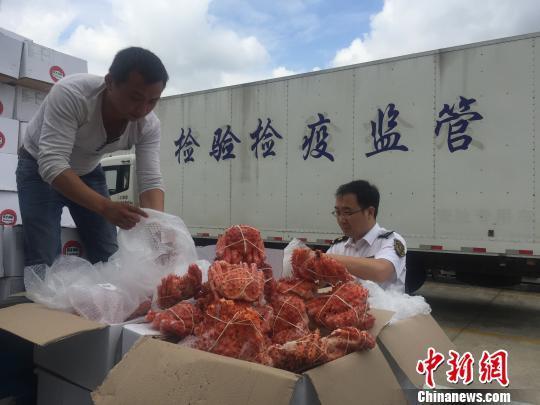 上海集中銷毀不合格進(jìn)口食品和服裝涉多國多個(gè)知名品牌