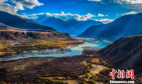 图为西藏林芝米林县的雅鲁藏布大峡谷景区 何蓬磊 摄