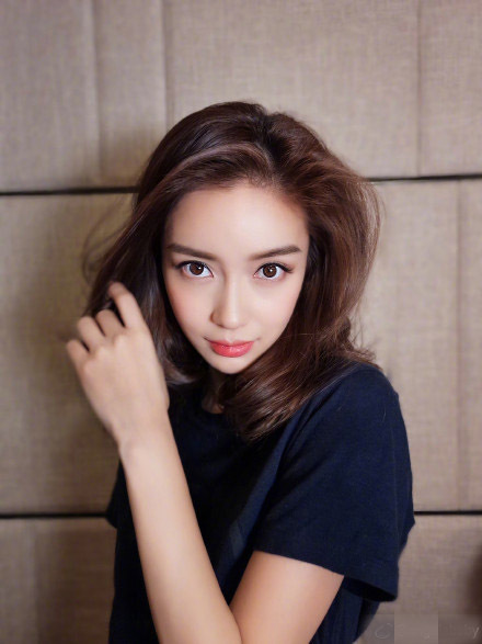 angelababy自拍随性卷发配短t自然甜美