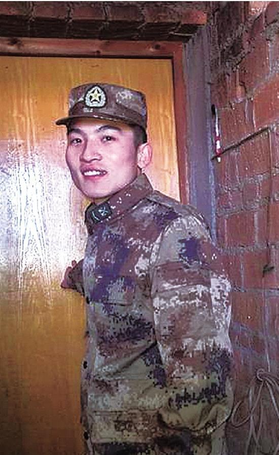 【暖新闻】中国军人的荣耀时刻:一个敬礼表达千言万语 【暖新闻】中国军人的荣耀时刻:一个敬礼表达千言万语