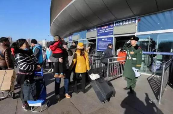 【暖新闻】中国军人的荣耀时刻:一个敬礼表达千言万语 【暖新闻】中国军人的荣耀时刻:一个敬礼表达千言万语