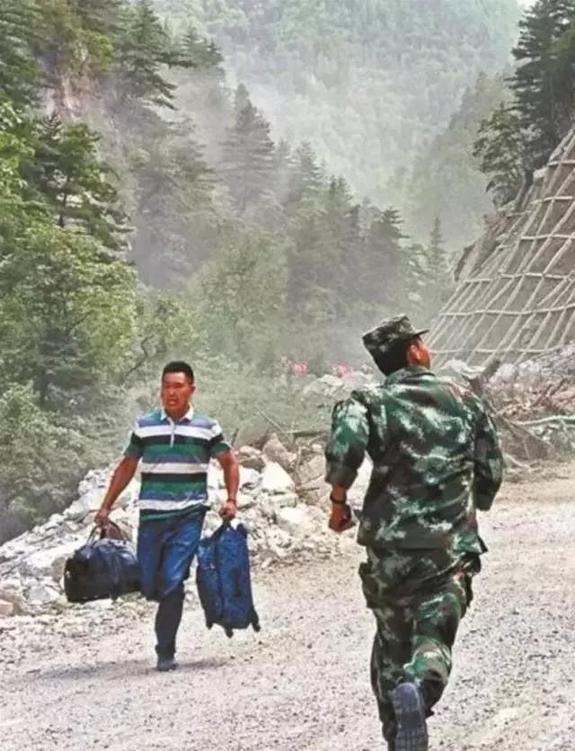 【暖新闻】中国军人的荣耀时刻:一个敬礼表达千言万语 【暖新闻】中国军人的荣耀时刻:一个敬礼表达千言万语