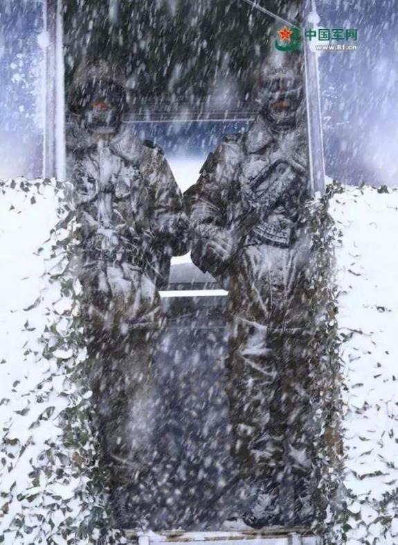 【暖新闻】中国军人的荣耀时刻:一个敬礼表达千言万语 【暖新闻】中国军人的荣耀时刻:一个敬礼表达千言万语