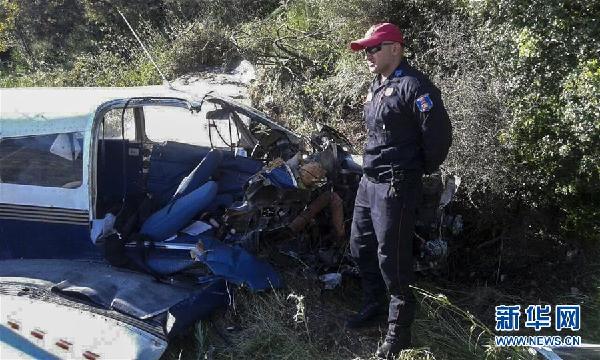 （国际）希腊一架小型飞机坠毁两人死亡