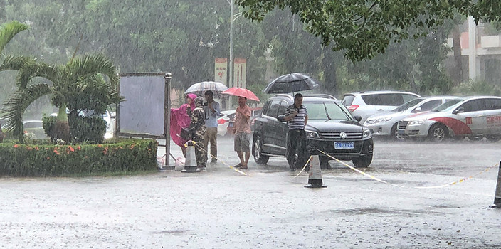  海口考生家長(zhǎng)冒雨踩點(diǎn) 天氣成出行最大考慮因素