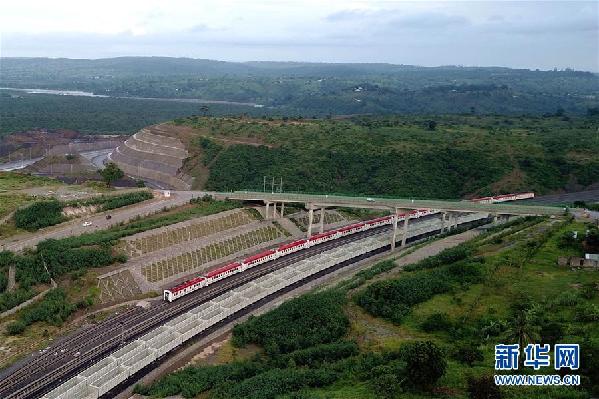 （國際·出訪配合·圖文互動）（2）中國公司本地化運營蒙內(nèi)鐵路贏得肯尼亞民心