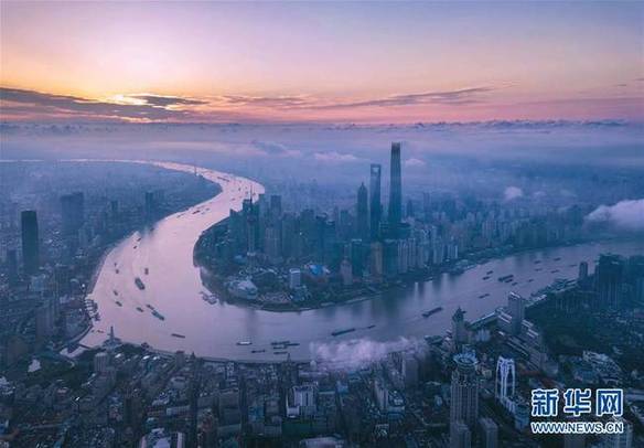 这是晨光中的陆家嘴（6月21日无人机拍摄）。