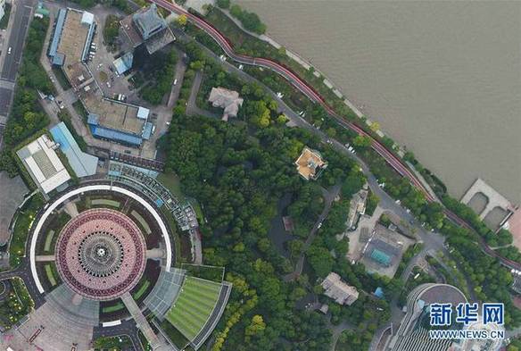 这是2017年5月14日无人机拍摄的陆家嘴绿荫掩映的河边步道。