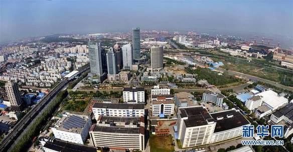 　这是2013年10月29日拍摄的上海自贸区外高桥区域一景。