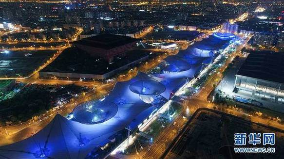 这是2017年4月14日无人机拍摄的中华艺术宫夜景。