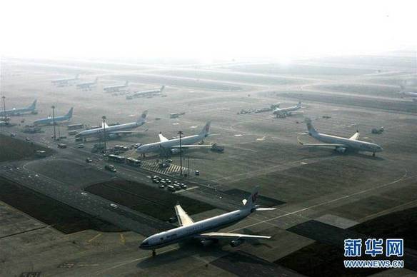 这是2007年12月20日拍摄的浦东机场停机坪。
