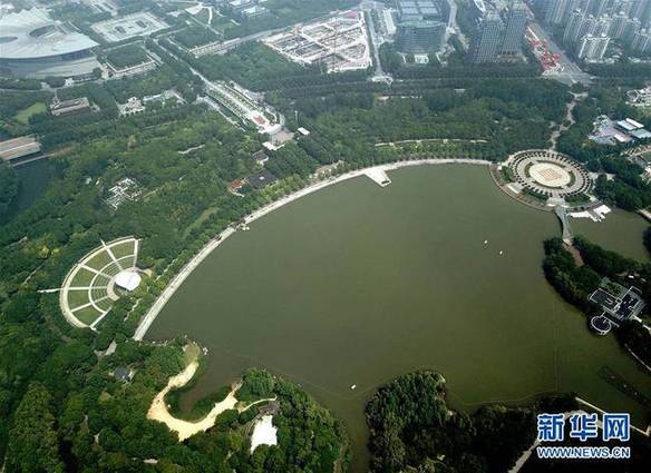 这是上海浦东世纪公园(6月25日无人机拍摄)。