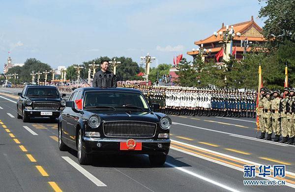 2015年9月3日，紀念中國人民抗日戰(zhàn)爭暨世界反法西斯戰(zhàn)爭勝利70周年大會在北京天安門廣場隆重舉行。這是習近平檢閱受閱部隊。圖片來源：新華社