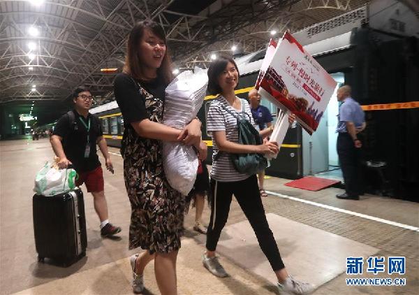 （社会）（2）上海发送首趟“遵义号”旅游专列