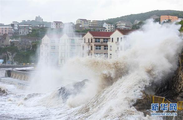 #（社会）（1）台风“玛莉亚”逼近　温岭沿海巨浪拍岸