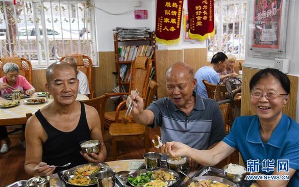 （新华全媒头条·图文互动）（2）老人饭堂的“双重味道”——广州怎样破解居家养老难题