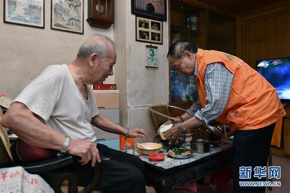 （新华全媒头条·图文互动）（8）老人饭堂的“双重味道”——广州怎样破解居家养老难题