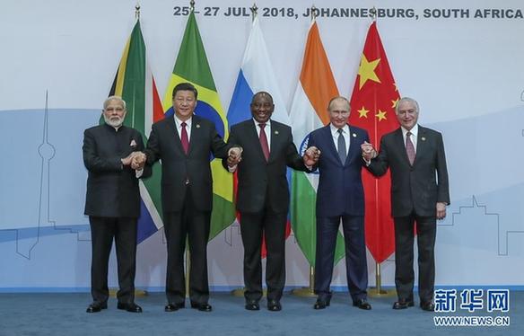 7月26日，金砖国家领导人第十次会晤在南非约翰内斯堡举行。南非总统拉马福萨主持。中国国家主席习近平、巴西总统特梅尔、俄罗斯总统普京、印度总理莫迪出席。这是五国领导人合影。新华社记者 谢环驰 摄