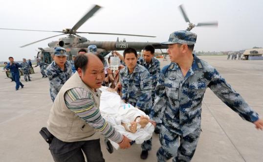 战士们在芦山灾区转移重伤员(来源:中国军网)