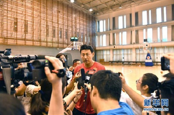 （体育）（5）篮球——中国男篮红队举行公开训练课