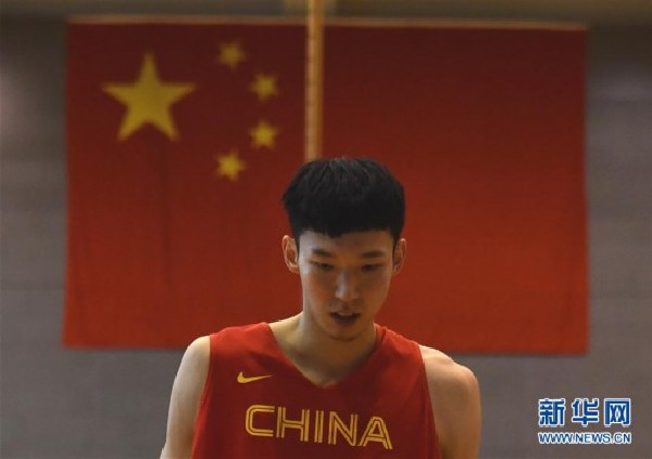 （体育）（4）篮球——中国男篮红队举行公开训练课