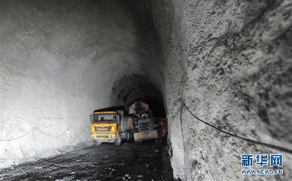（经济）（2）川藏铁路拉林段重难点工程奔中山二号隧道顺利贯通