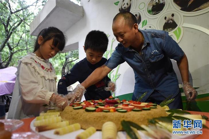 （社會(huì)）（3）重慶：手工月餅送給大熊貓