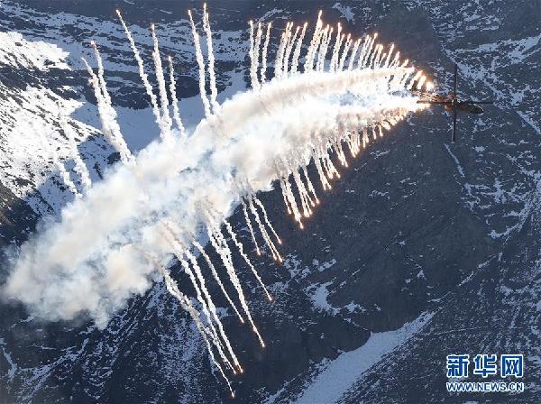 （國際）（4）瑞士空軍在阿爾卑斯山區(qū)進(jìn)行訓(xùn)練表演