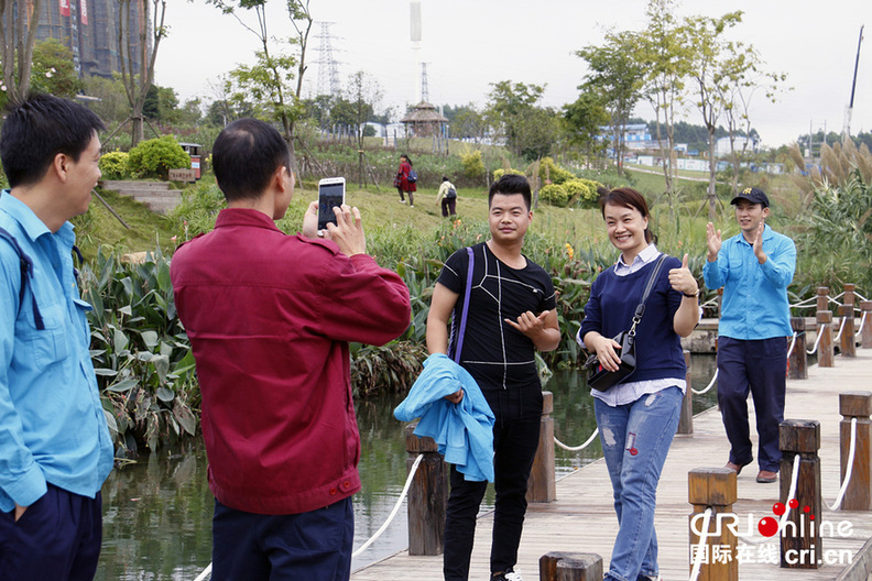 圖片默認(rèn)標(biāo)題_fororder_5、游人在那考河濕地公園拍照