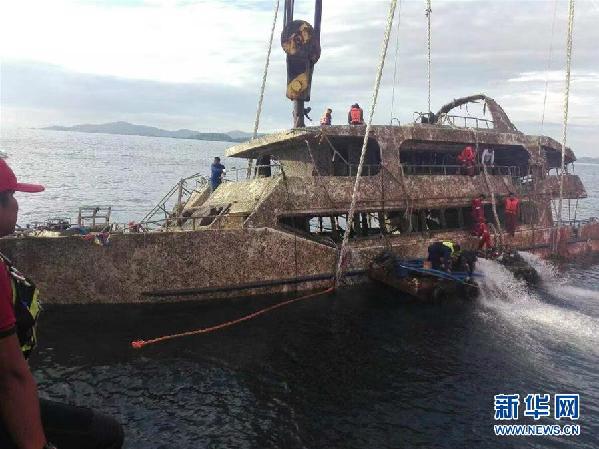 （国际）（1）泰国普吉倾覆沉没的“凤凰”号游船打捞出水