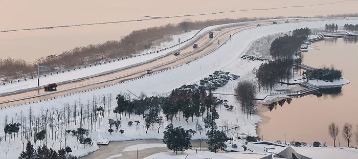 《湖畔》宁向尚