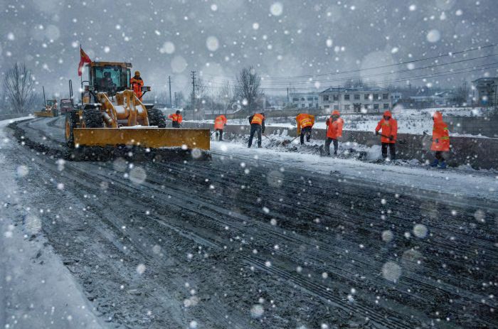 《风雪公路人》苗地